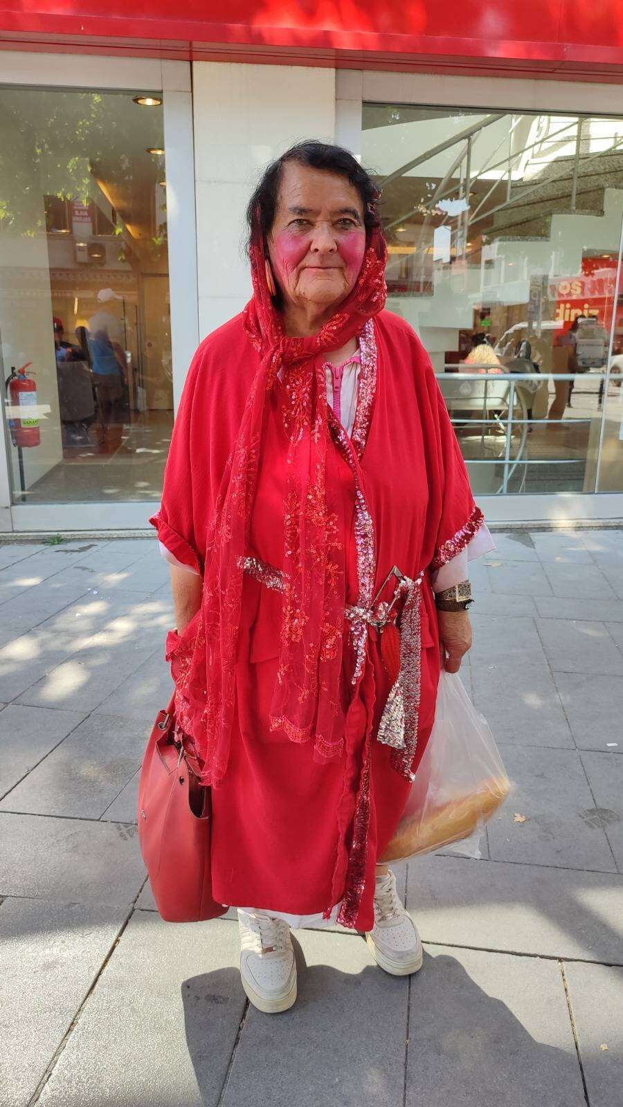 Kırmızılı Kadın'a hüzünlü veda! Konyalılar son yolculuğunda yalnız bırakmadı 7